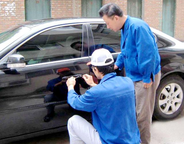 神农架林区汽车钥匙丢在车里面怎么办?